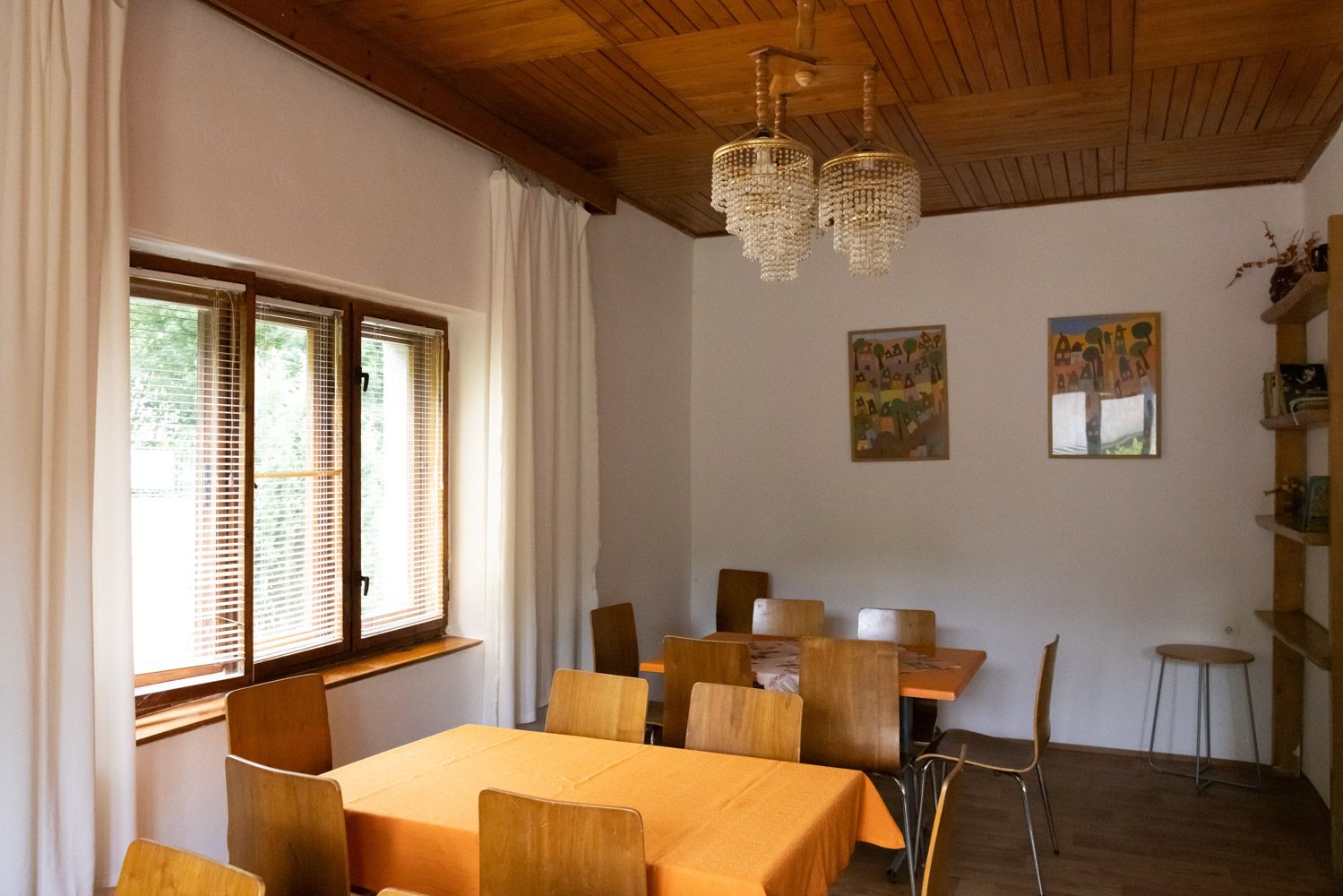 Ubytovna-Líšný-společenská místnost